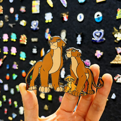 좋은 가격 커스텀 에나멜 핀?? 반짝이는 & UV 프린트와 부드러운 / 단단한 마무리?? 귀여운 만화 애니메이션 로고 배지 온라인으로