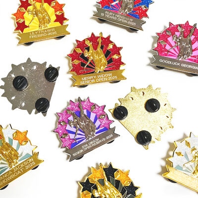 좋은 가격 반짝이, UV 인쇄, 귀여운 애니메이션 만화 로고가 있는 맞춤형 하드 또는 소프트 에나멜 라펠 핀. 온라인으로