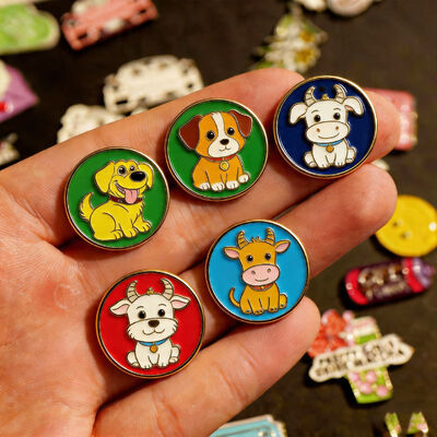 좋은 가격 로고를 활용한 맞춤형 금속 소프트/하드 에나멜 라펠 핀 (의류, 모자, 가방용 및 도매) 온라인으로
